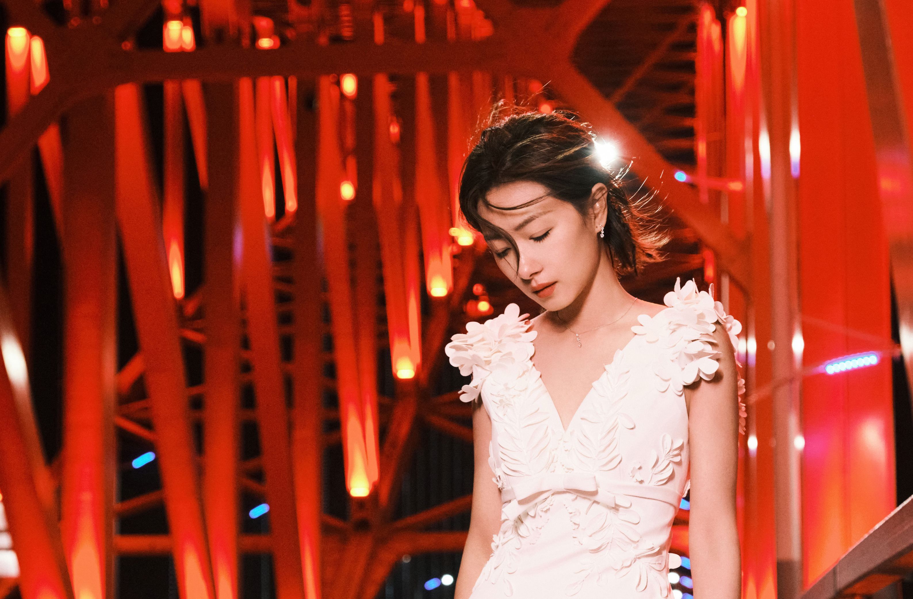 万茜v领白色连衣裙时尚写真