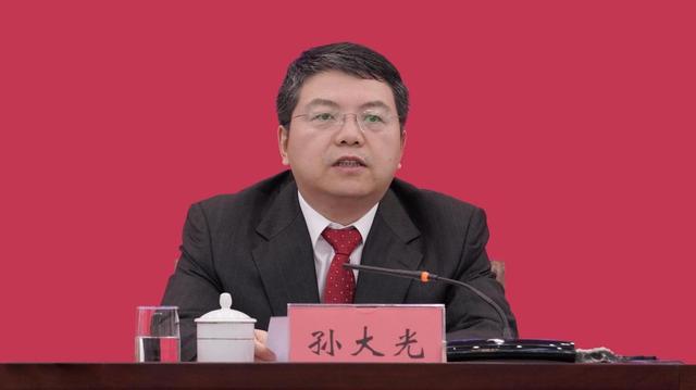 南宁市委副书记,市长孙大光在会上介绍南宁市近年来落实强首府战略的