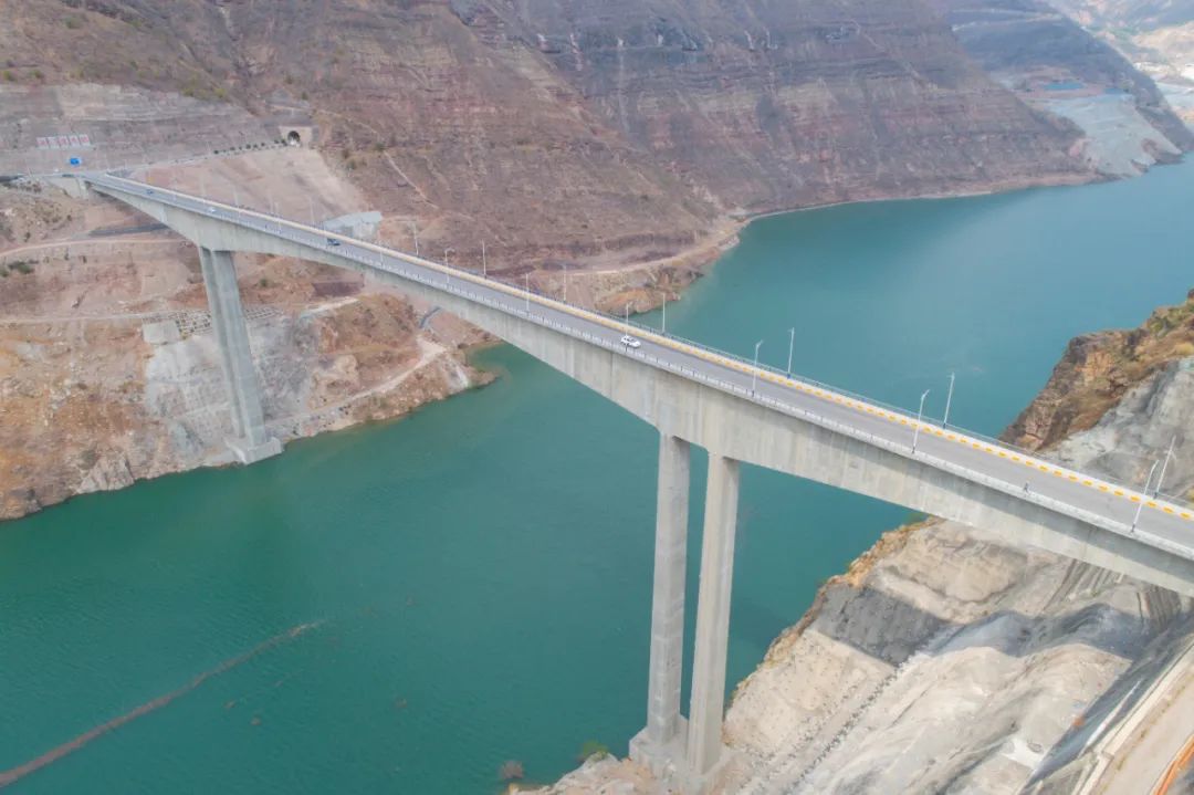 航拍洪门渡大桥形象