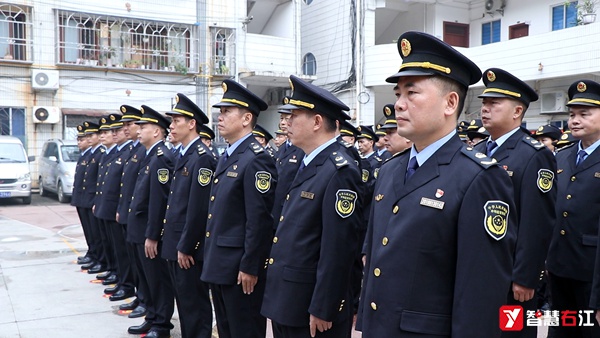 右江区市场监督管理局开展执法制服着装仪式暨现场执法活动