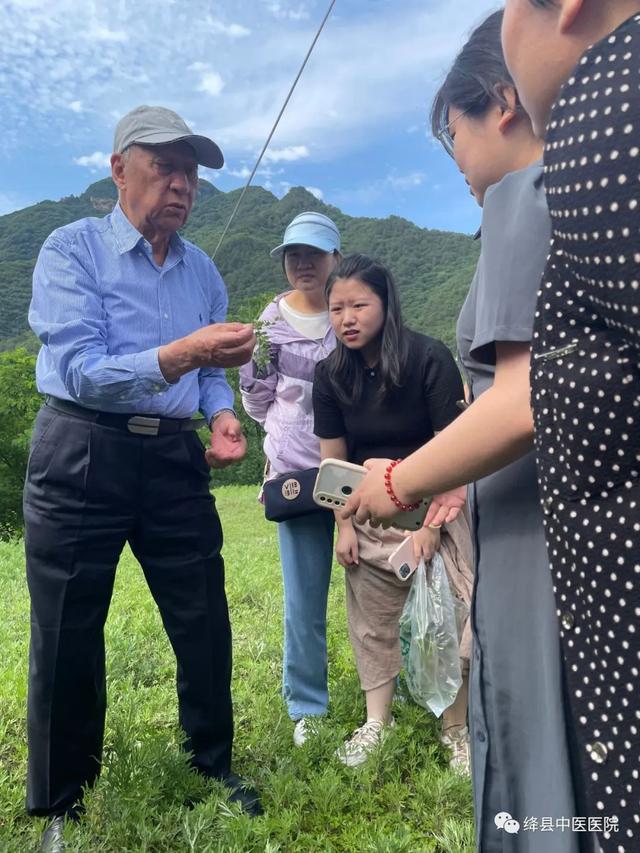 绛县中医医院与全国名中医贾六金教授及专家团队开展户外识药活动