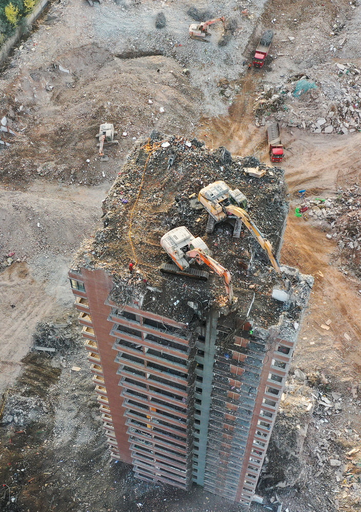西安:城中村23层最牛违建民房拆除中 2台挖掘机楼顶作业