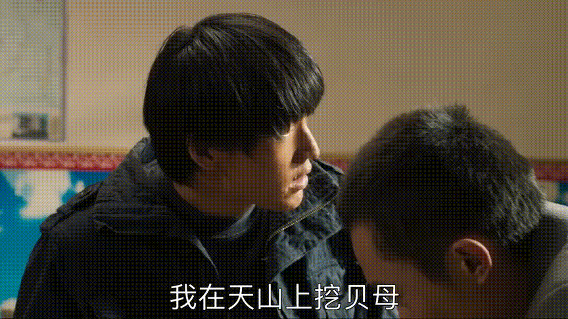 《山海情》尕娃终于回来了,兄弟二人抱头痛哭忆心酸,两个稚嫩的年轻