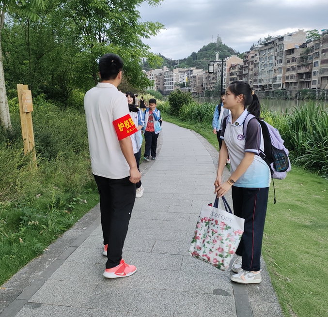 同心防溺水 巡河保平安——镇远二中开展巡河行动保护学生安全