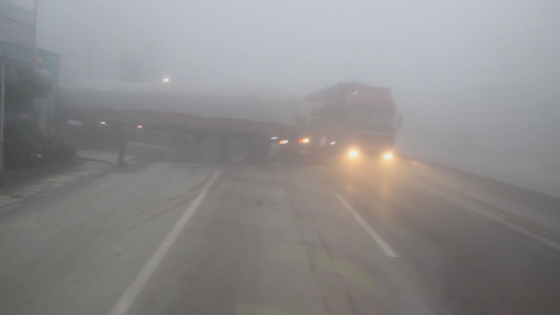 河南许昌:雾天行车酿险情,消防救援暖人心