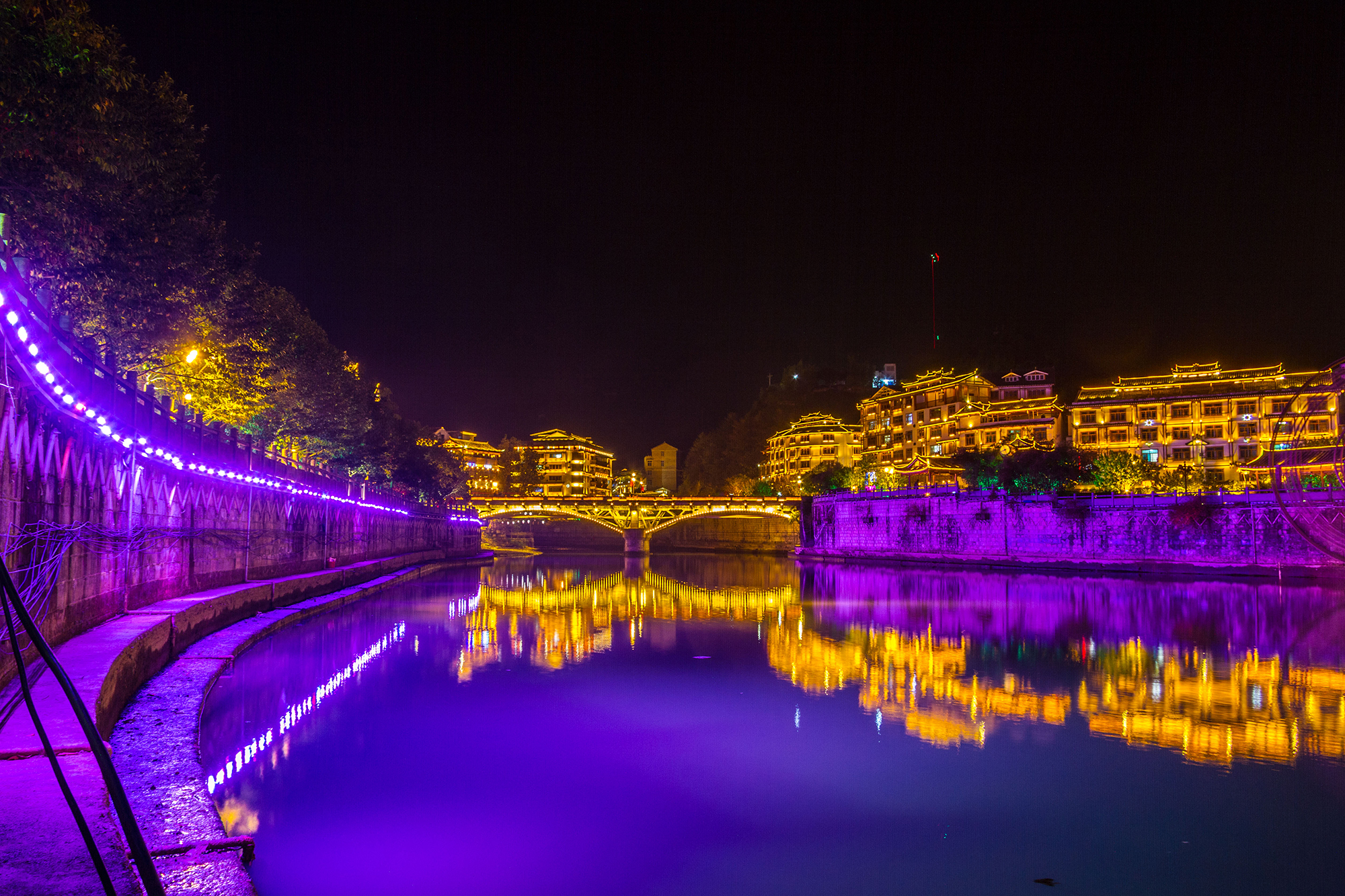 贵州黔东南藏着个"中国最美县城",小城夜景如画,是你家乡吗?