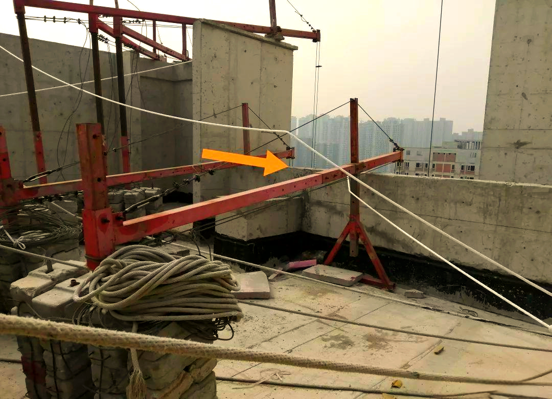 在正常情况下,吊篮的横梁不应直接放置在女儿墙上