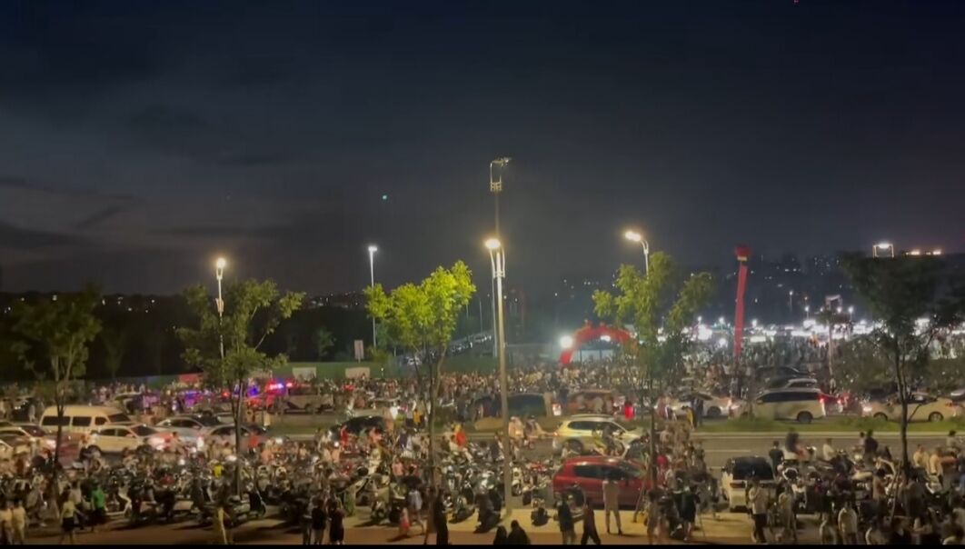 滨江夜市人气狂飙 成安庆新晋网红打卡点