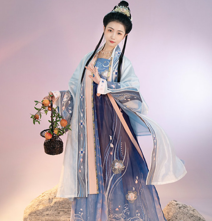 诃子裙,被称为时代的眼泪,却在今年爆火,它到底有什么魅力?