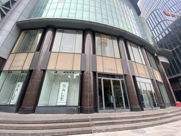 杭州武林商圈这家zara关门了,就在4天前,中国内地第一家zara门店也闭
