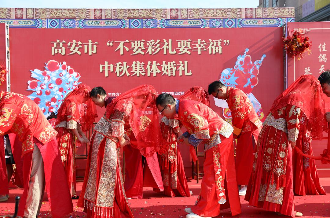 "不要彩礼要幸福"!中秋集体婚姻倡导文明新风