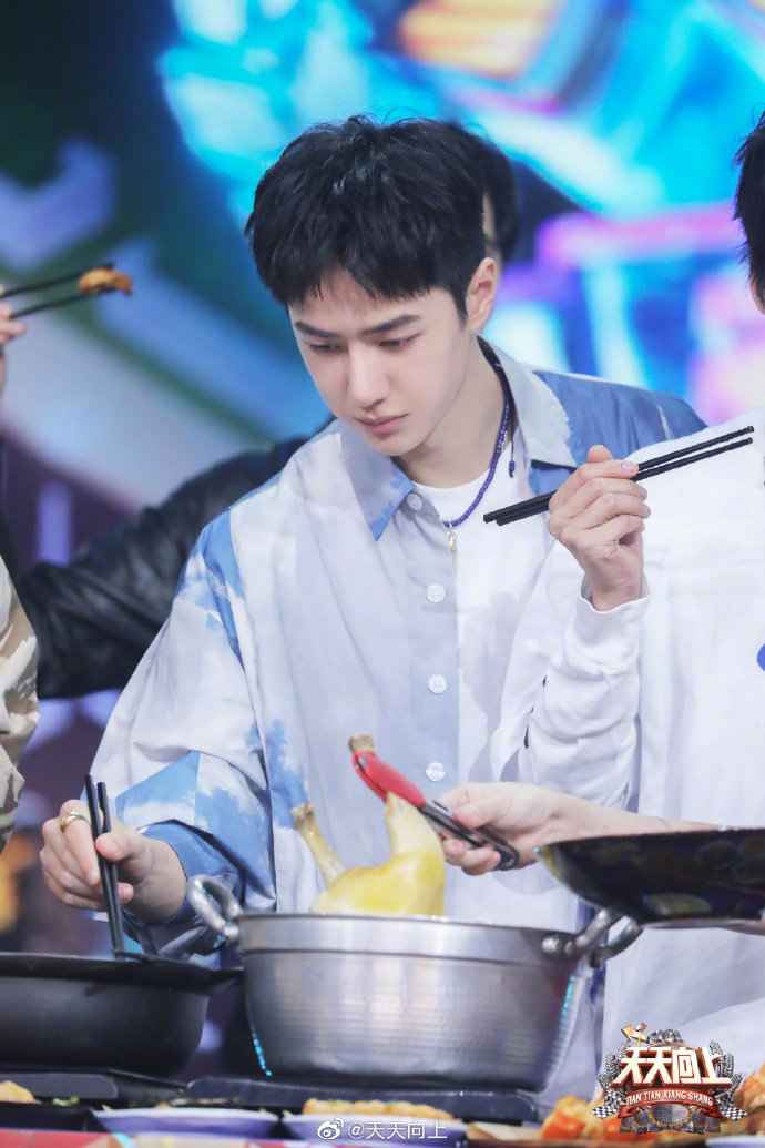 《天天向上》更新王一博单人剧照 吃播博主的眼里只有美食