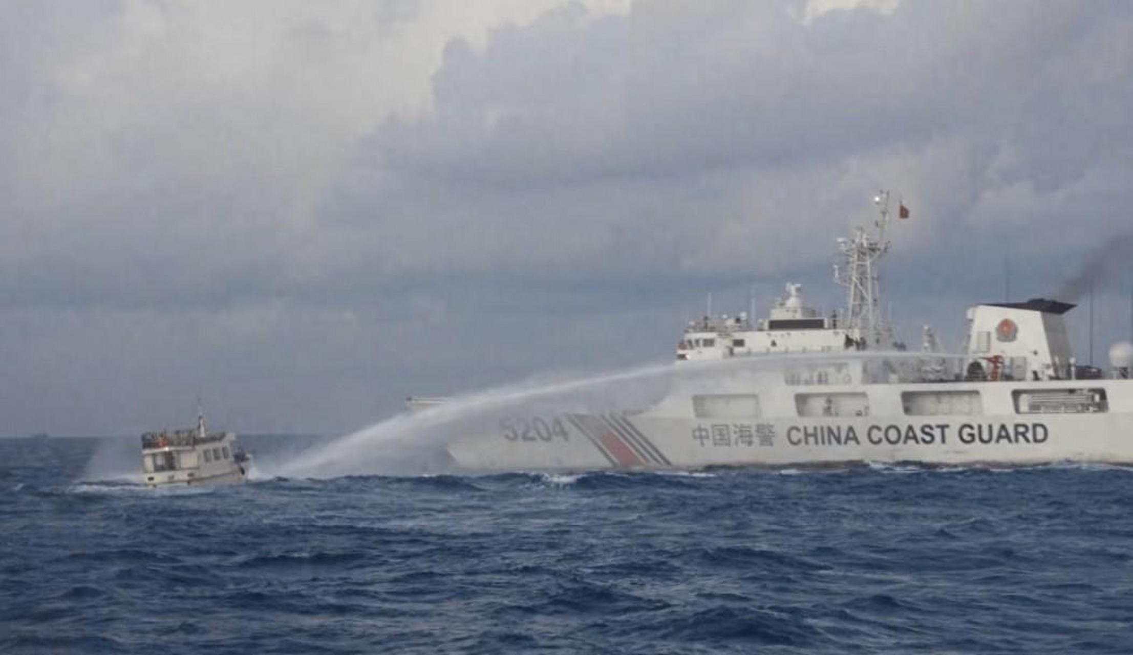 中国海警船的水炮威力有多大?菲律宾补给船的船舷都被干碎了.