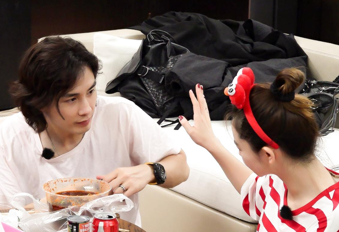 李承铉《天上飞》翻红,与安以轩秘恋两年,娶戚薇成"宠妻狂魔"