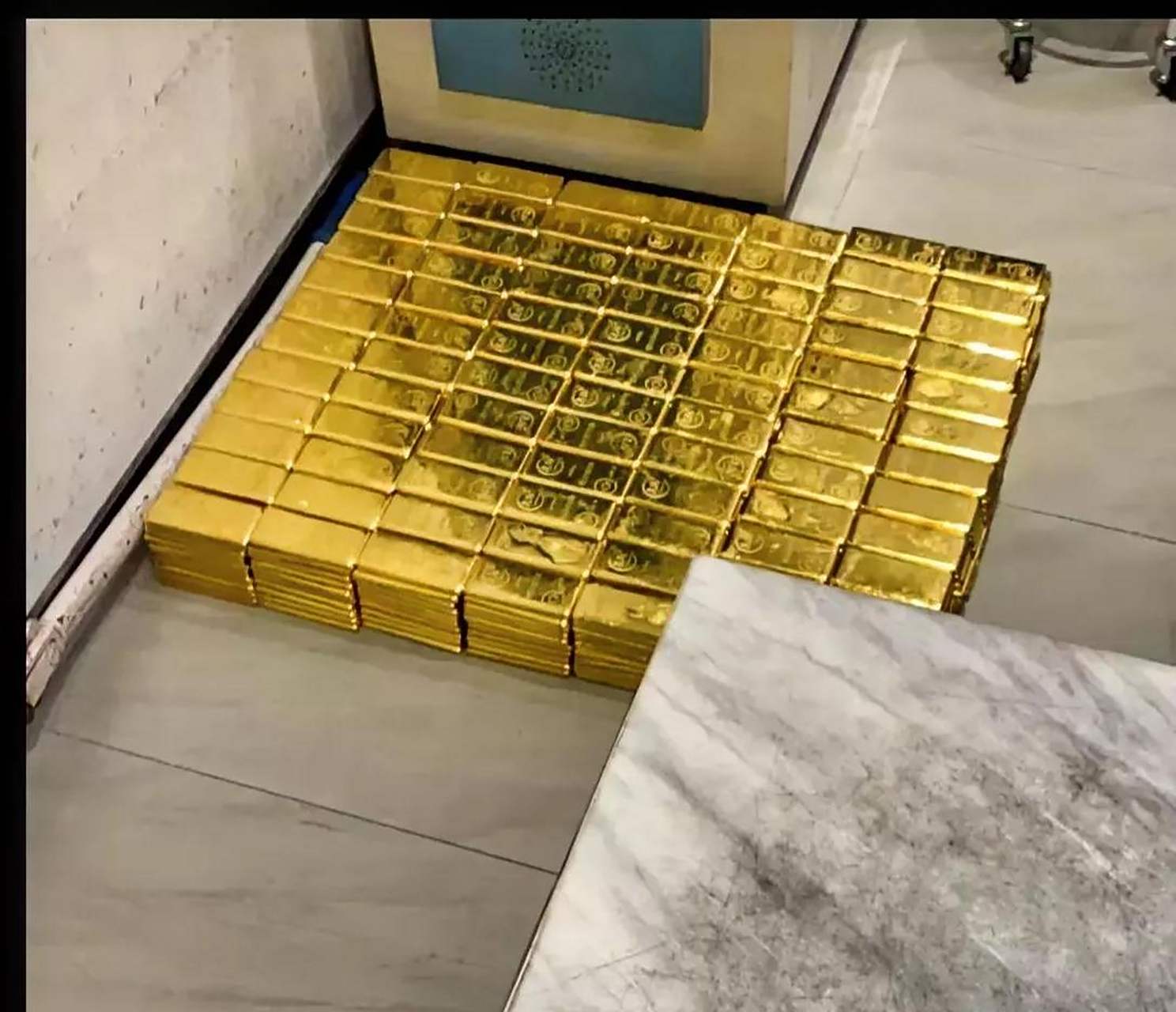 没找到一吨的图片,找了个840公斤(0.84吨)黄金的图,看下有多大.