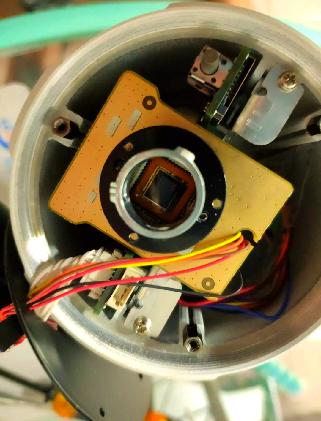 接下来,我们将继续深入探索这款海康威视安防摄像头的内部结构