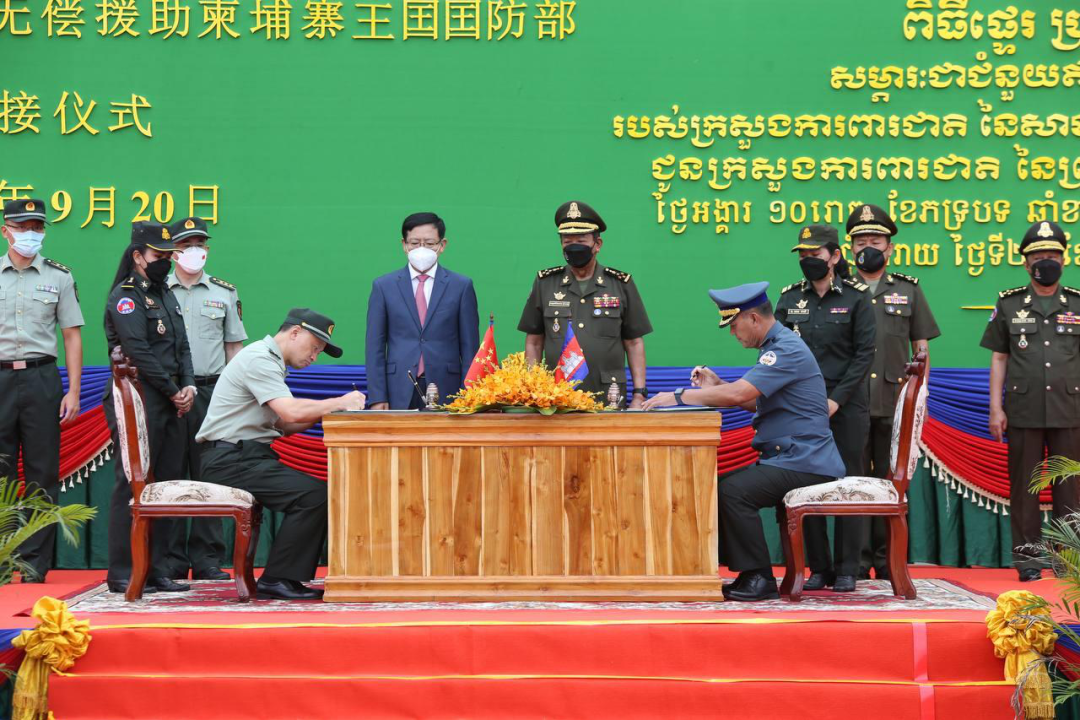 驻柬埔寨大使王文天出席中国国防部向柬埔寨国防部援助物资交接仪式