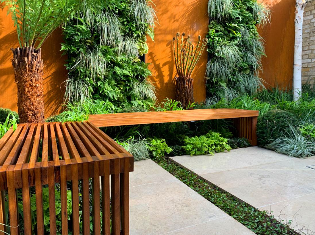 庭院设计:两个小面积的廊前花园,小庭院就要这样简单的设计才好