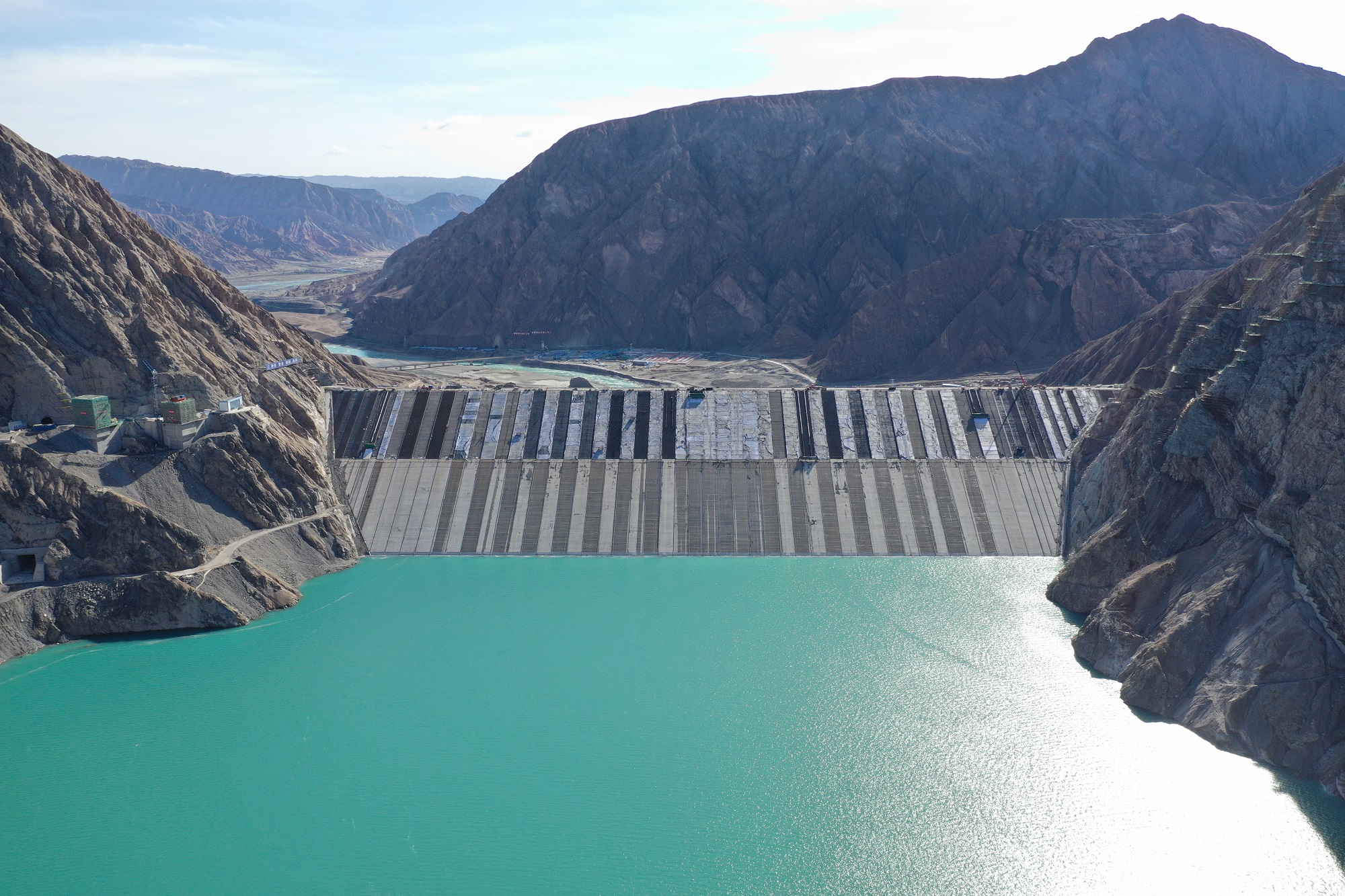 新疆阿尔塔什水利枢纽工程并网发电