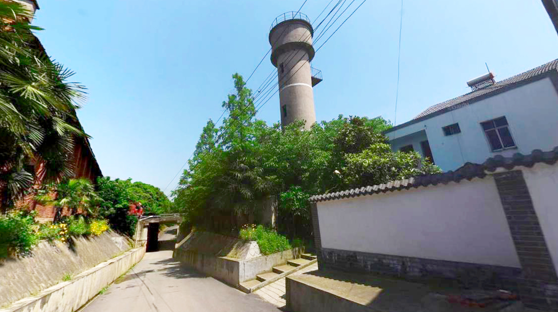 走进武汉郊区一座湖滨新村,宽阔乡道四通八达,遍布古典风格民房