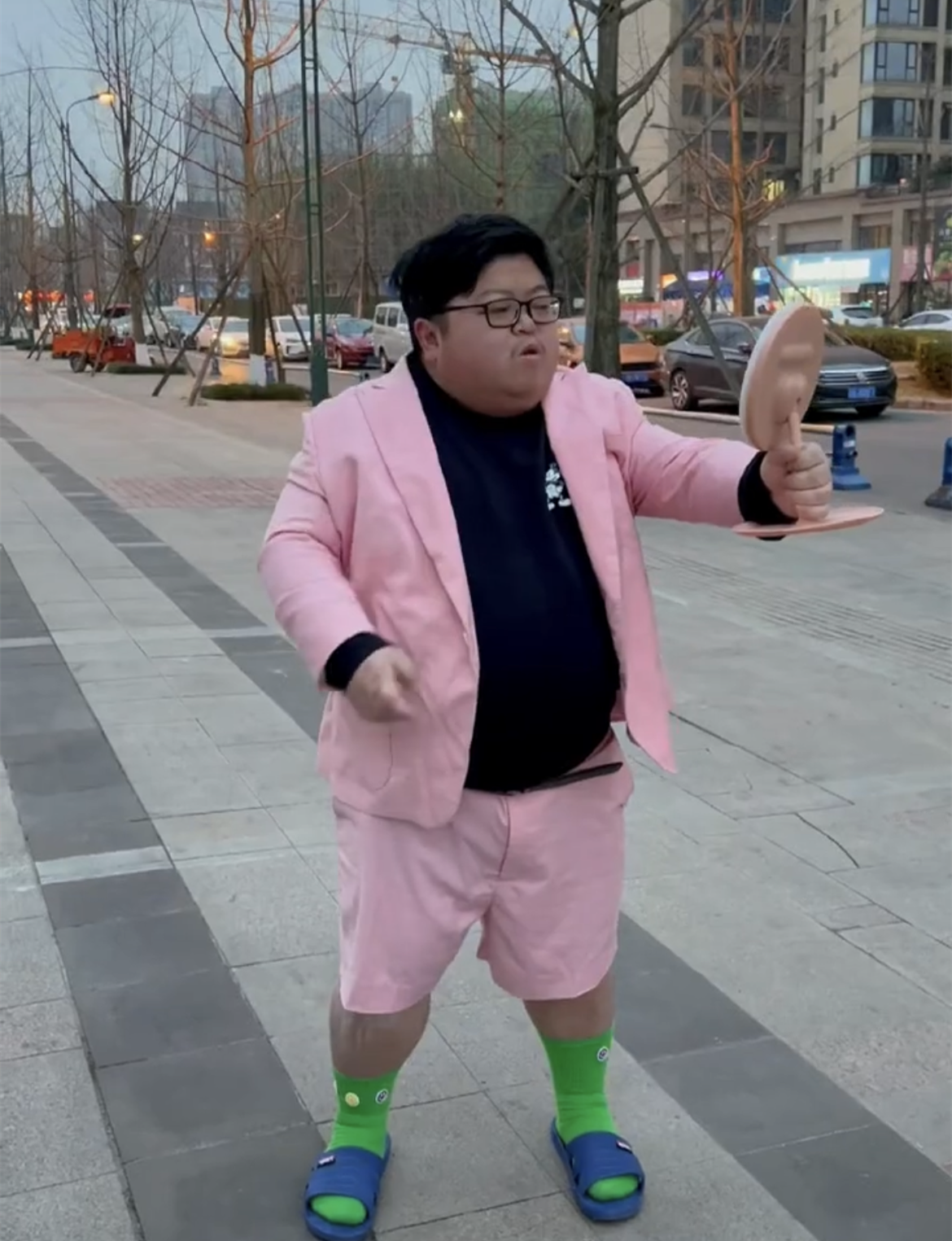 恭喜!网红"凤雏阿呆"官宣新恋情,带女友回家吃饭遭网友挑毛病