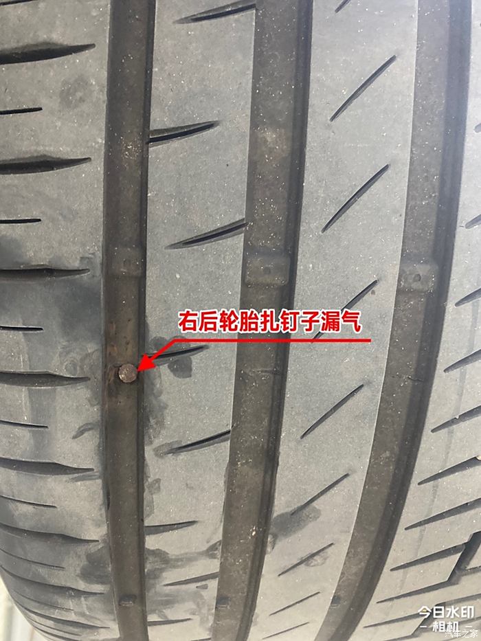 在宝马车辆中,若其轮胎遭遇刺穿,虽然会立刻丧失胎压,但车辆仍能以不