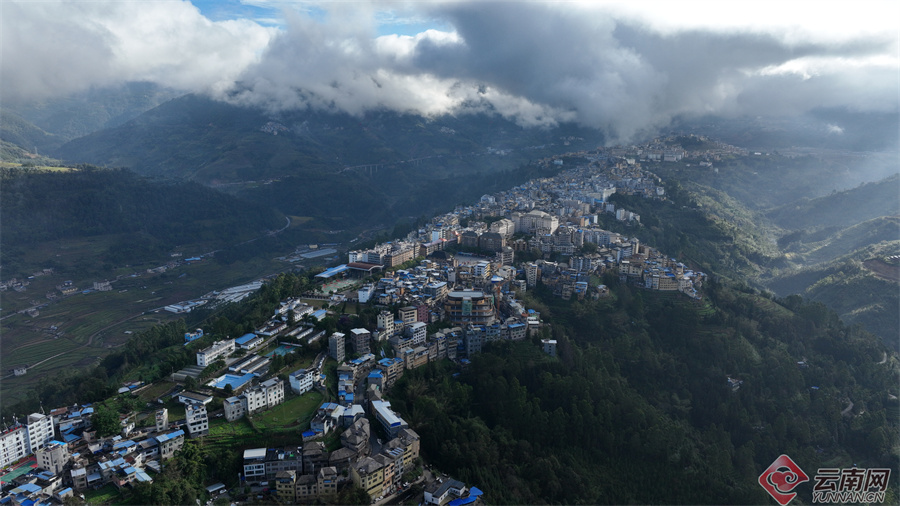 「组图」开席!云南绿春摆下4065桌长街古宴万人狂欢