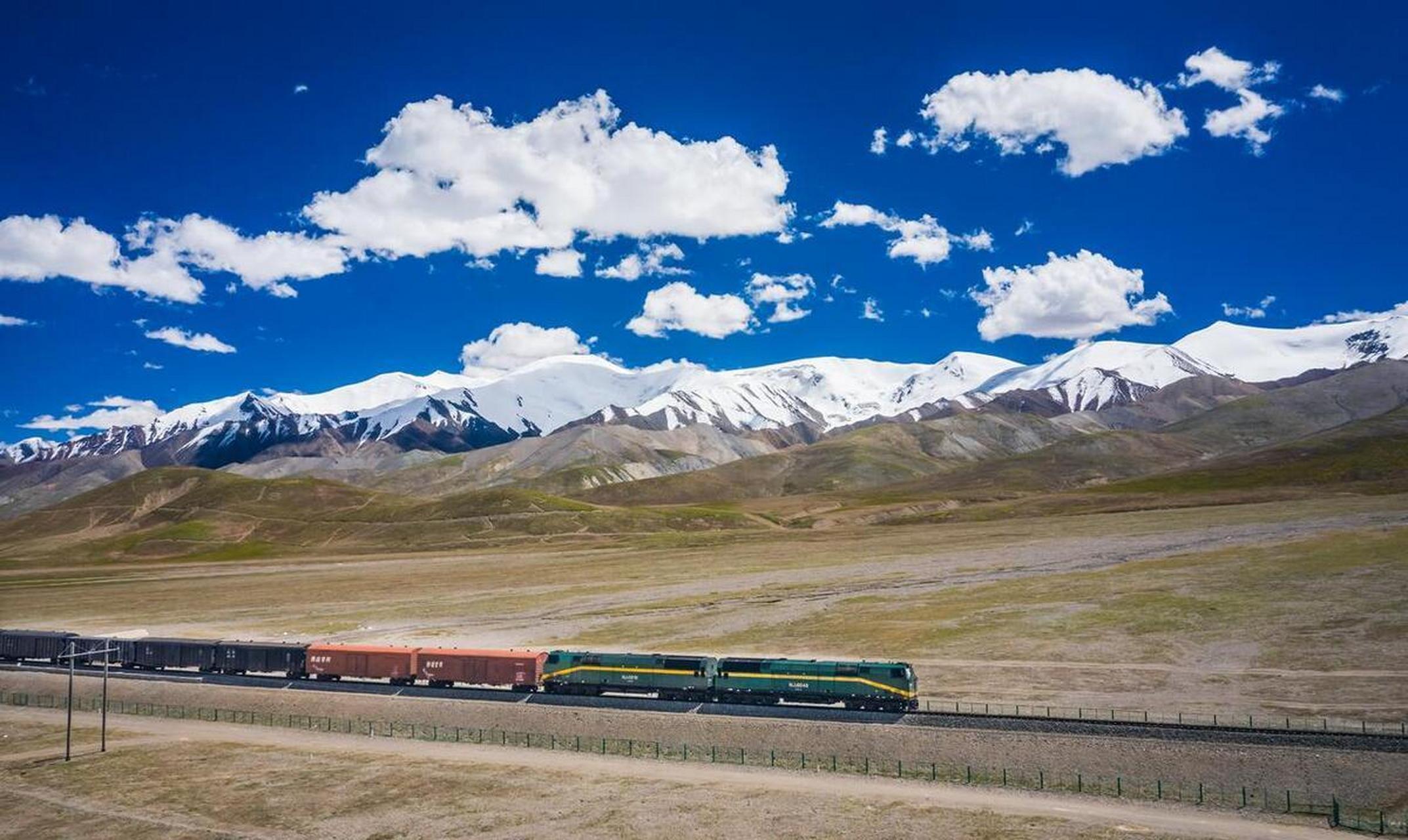 "复兴号"动车组不仅驶上青藏铁路,还经过提质升级的青藏铁路年内到达