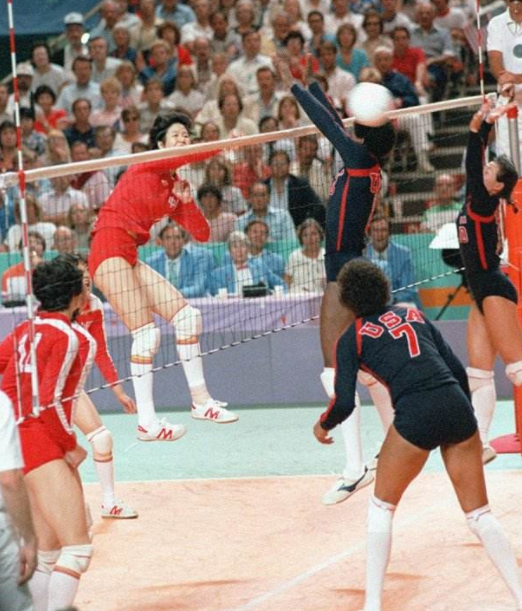 《夺冠》背后的女排:1984年中国女排冲击奥运会,郎平如何突破美国队的