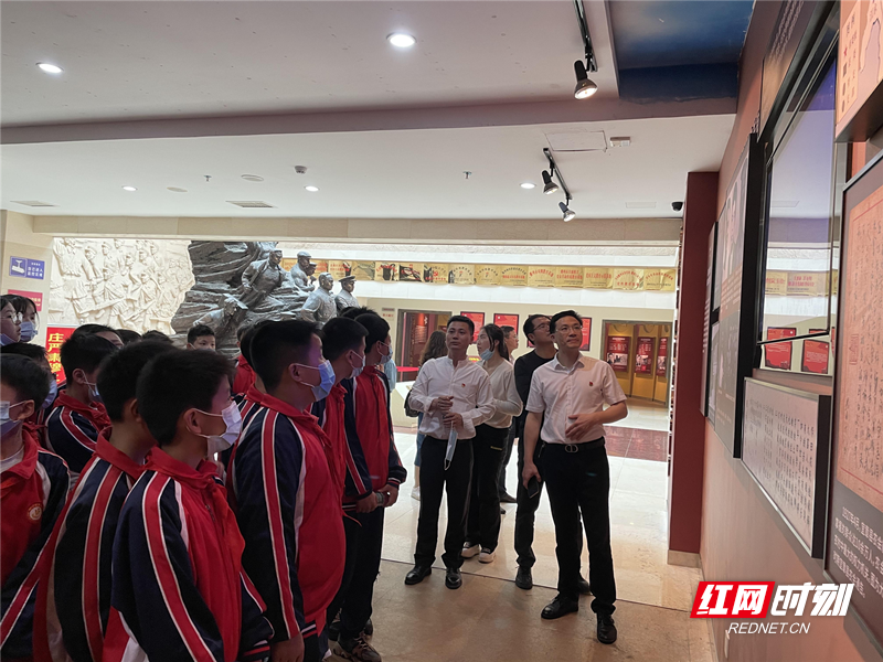 郴州市第十七中学师生来到烈士陵园祭英烈 学党史