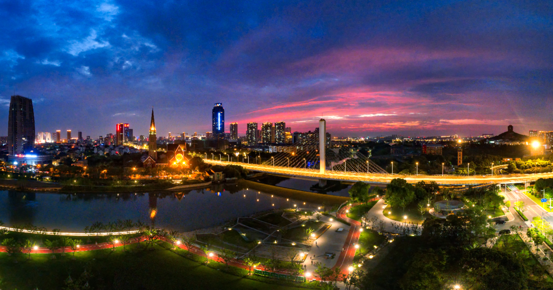 昨晚的江阴,"红"透朋友圈!