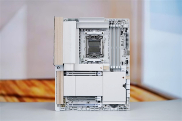 实木+皮革都用上了！技嘉木雕X870E AERO X3D WOOD主板图赏