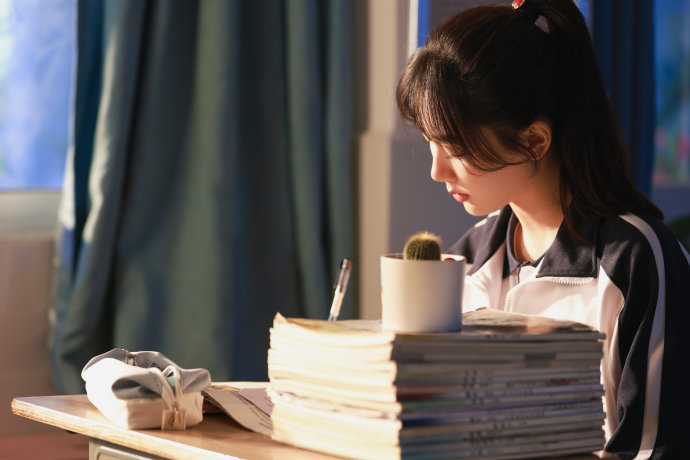 躺在卧室的床上,拿出手机,杨紫看到的热搜是演技