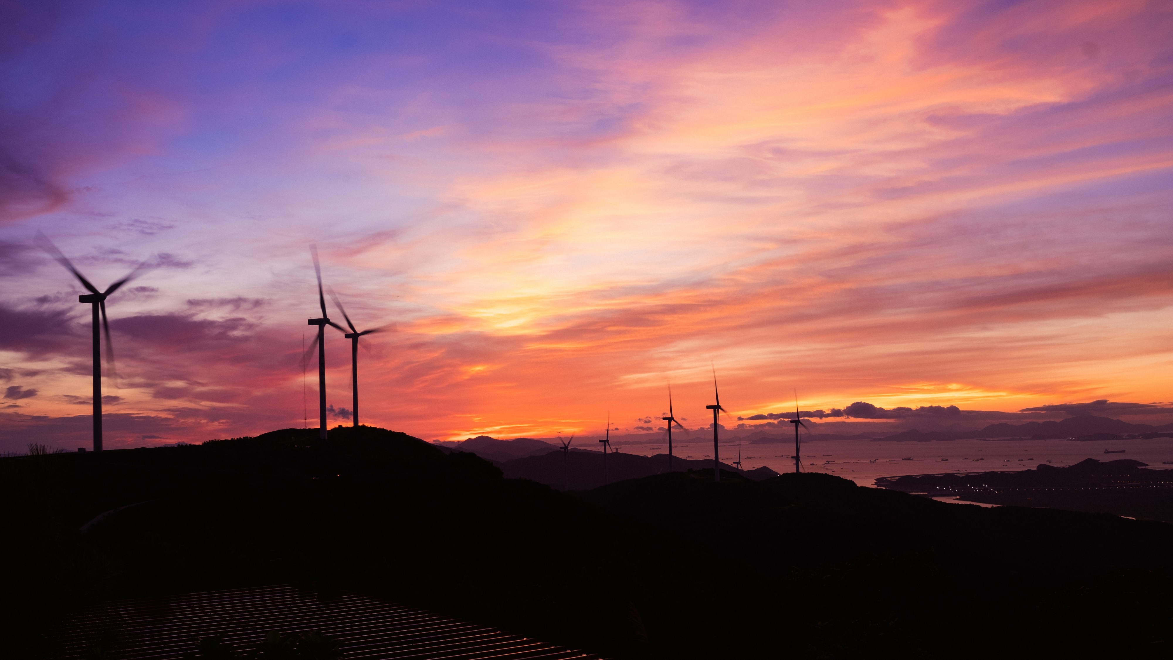 浙江宁波:晨曦映照风车