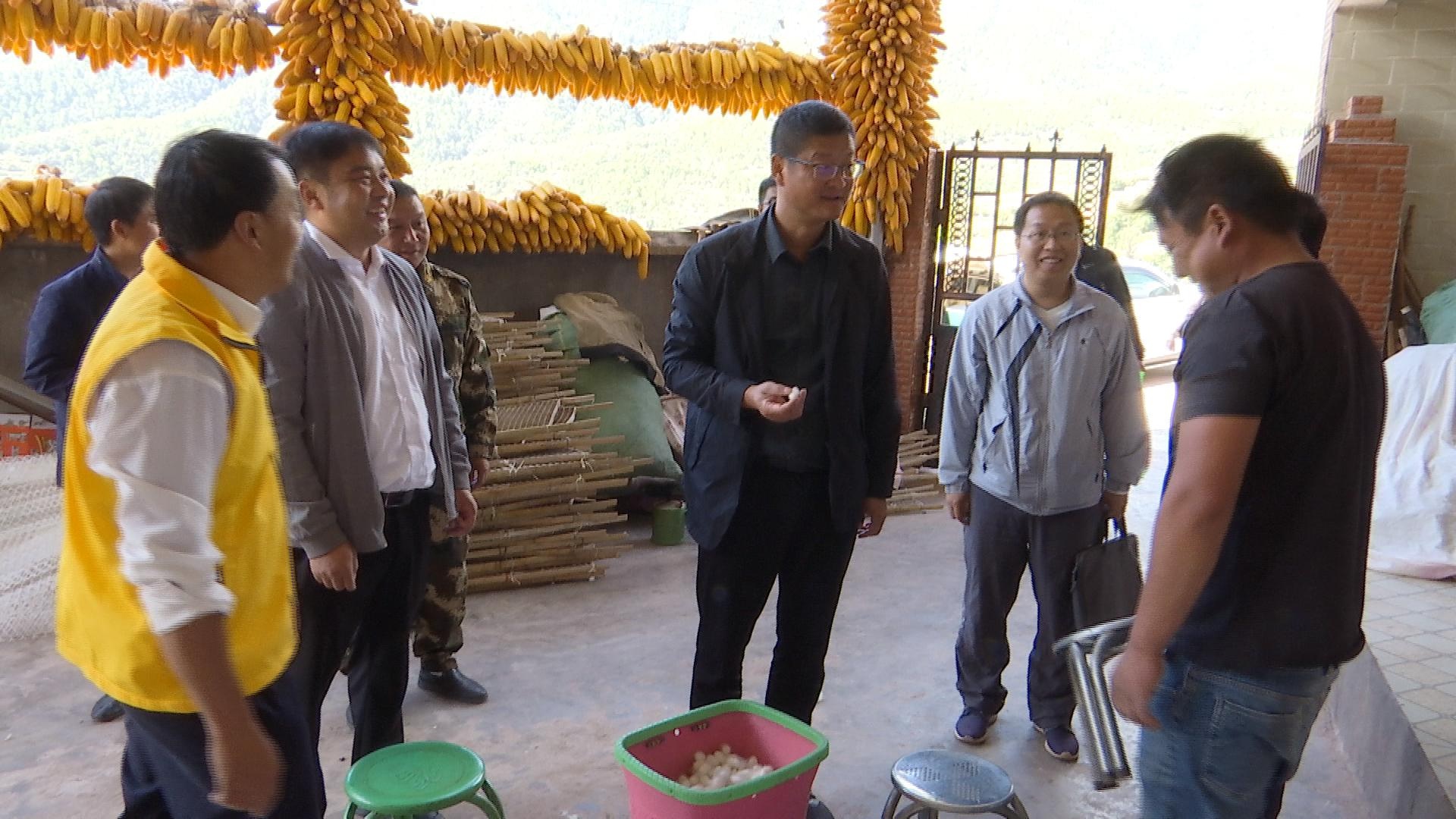 吴亚峰到中和镇走访慰问联系户