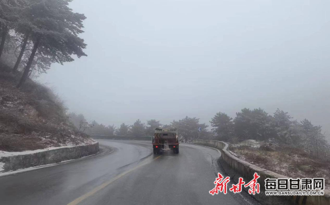 文縣公路段除雪保暢 保障高樓山過往車輛安全通行