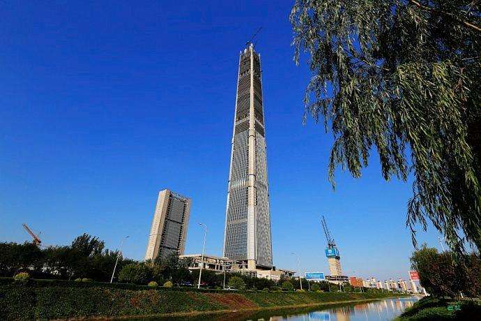 天津一烂尾楼,曾夸口:争做天津第一楼,现沦为流浪汉家园