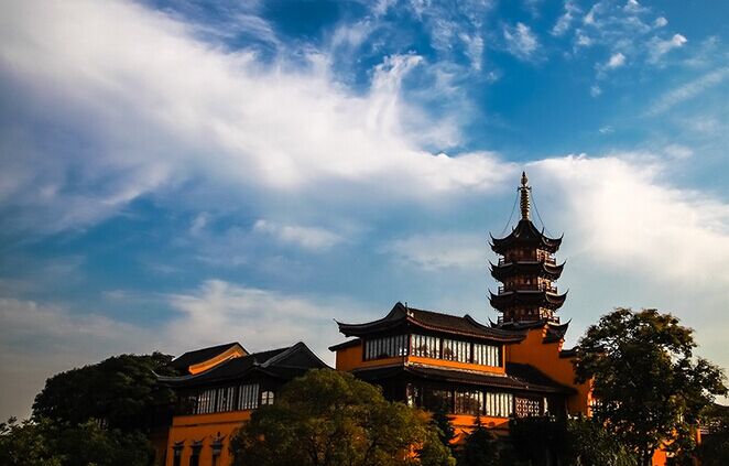 鸡鸣寺位于中国江苏省扬州市广陵区,是一座古老的佛教寺庙