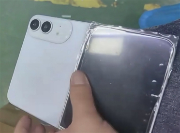 苹果首款折叠屏手机！iPhone Fold/Ultra机模亮相：纯白配色