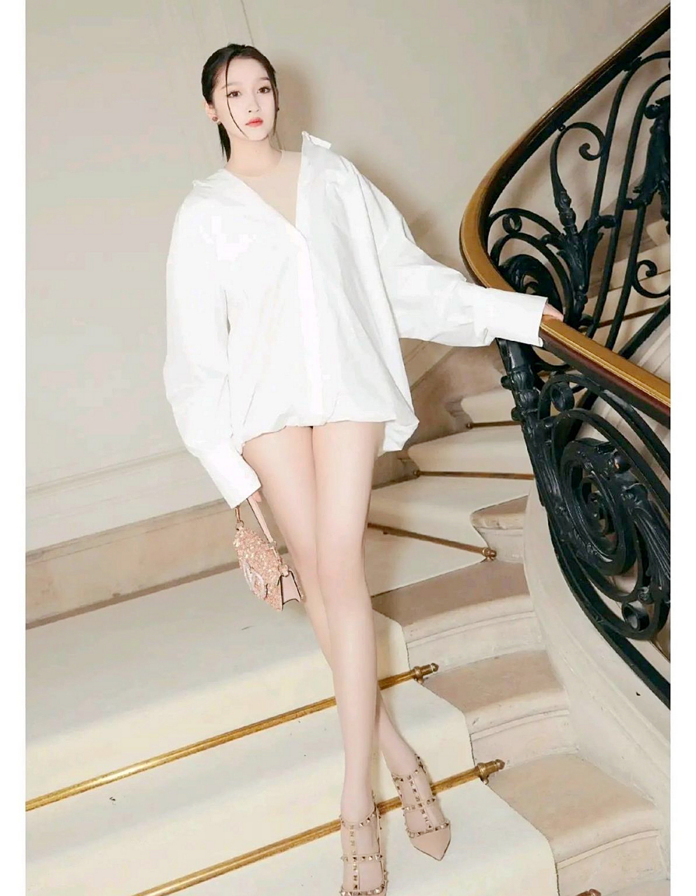 关晓彤美腿出道就备受关注,一双大长腿成为了她的代表符号 在各种综艺