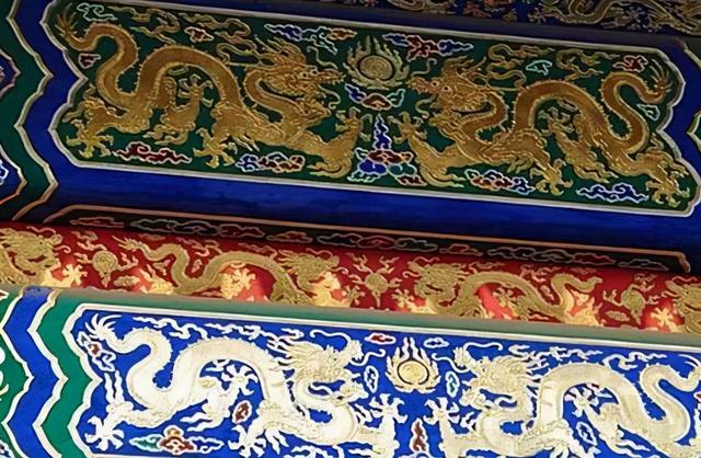 龙凤,最大的特点就是在藻头内使用了带卷涡纹的花瓣,但没有像和玺彩画