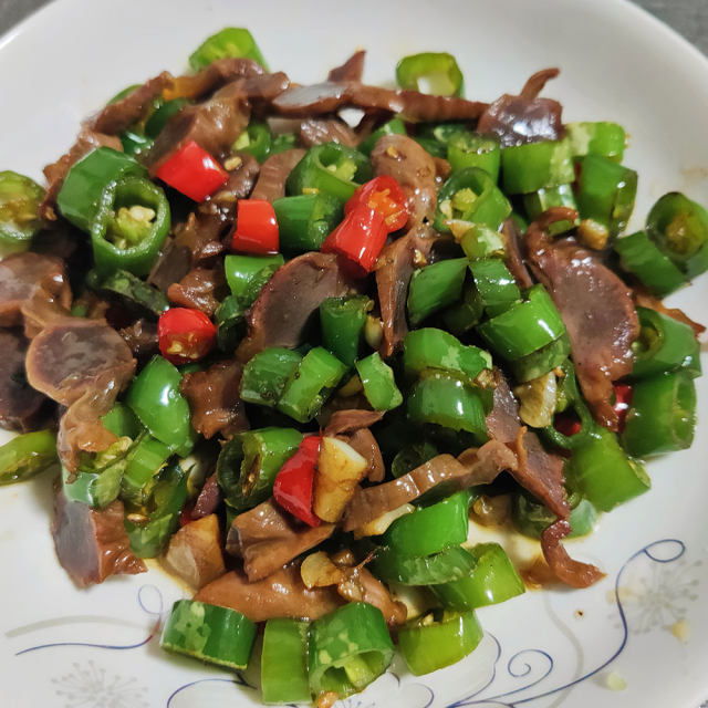 线椒炒鸡胗,香辣美味的下饭菜