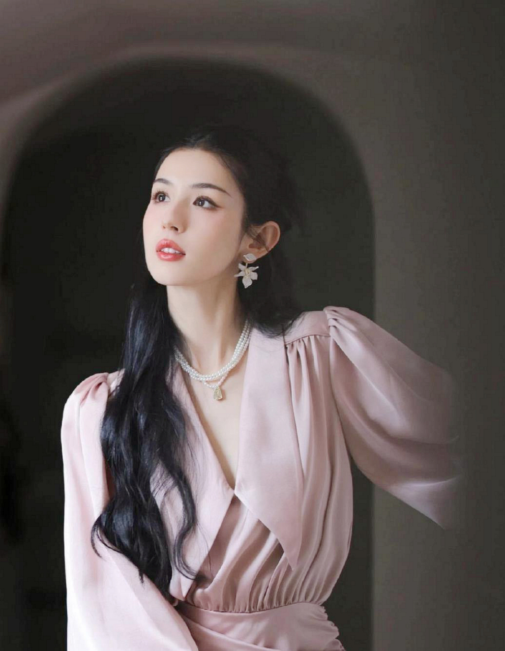 洋美女哈尼克孜,有着一张清纯妩媚的仙女脸,美如画,还有人比她更美吗?