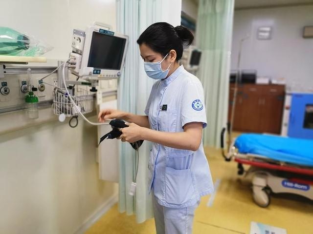 给消防员小哥哥擦汗 这位暖心护士小姐姐已找到