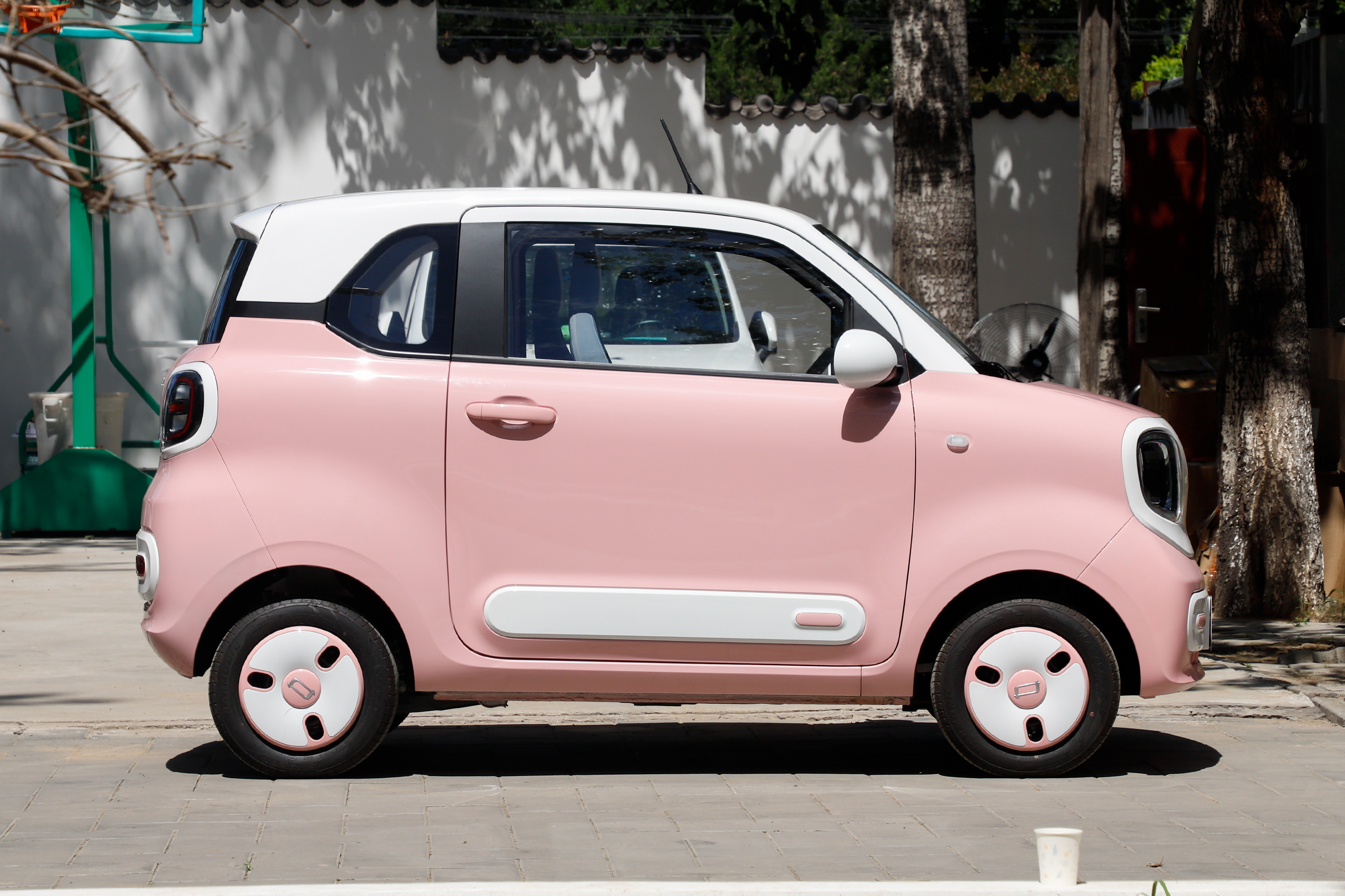 新车|奔腾小马静态品鉴,双色车身,竞争对手锁定五菱宏光mini ev