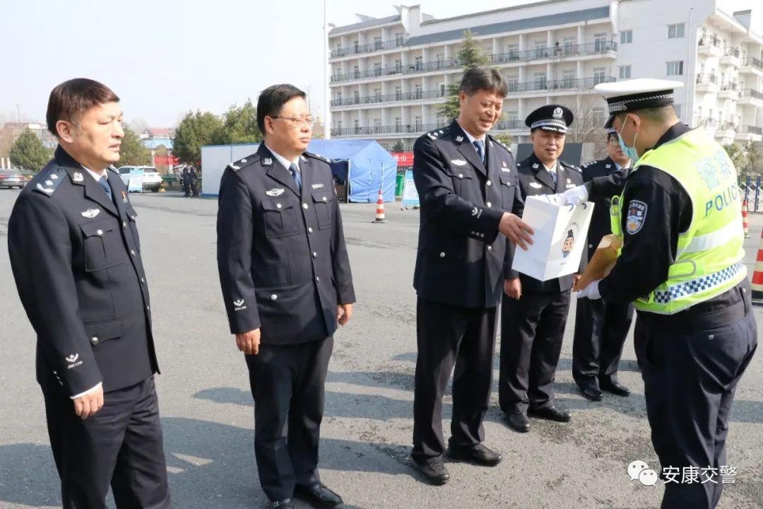 杜清江副厅长看望慰问一线执勤交警