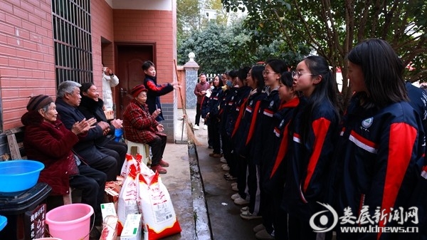 传承美德献爱心!娄底一中同学走进敬老院