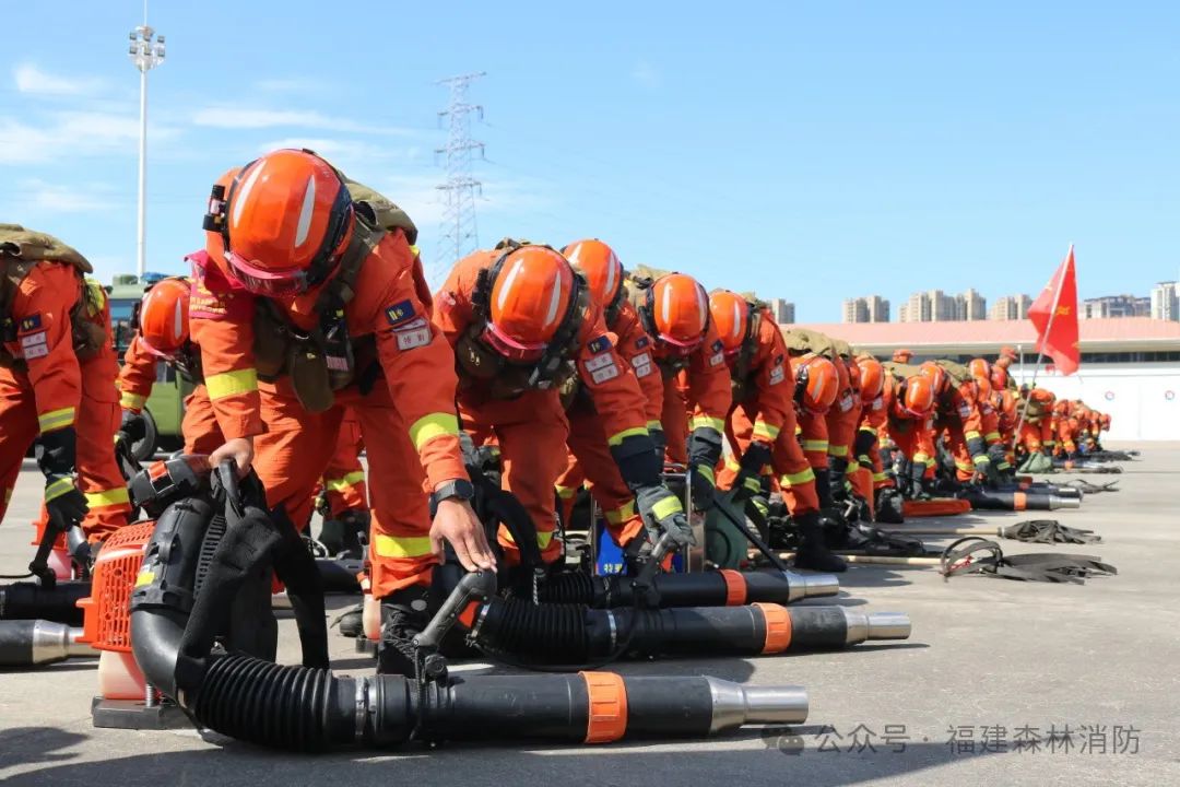 福建福州:常备不懈抓战备 灭火拉动练能力