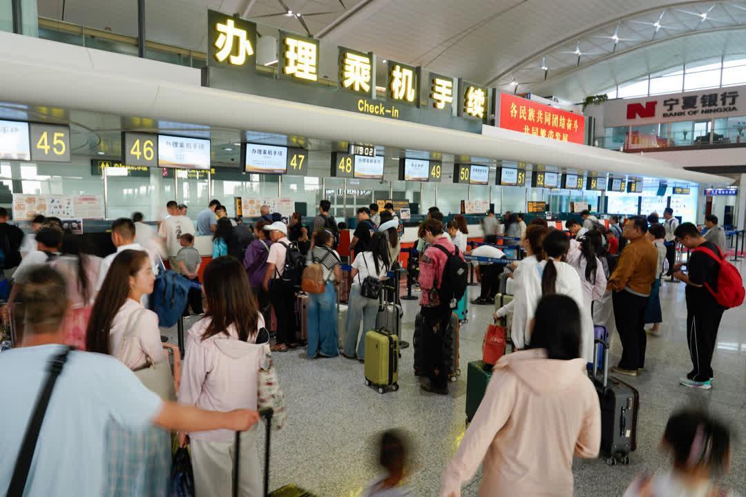 宁夏银川河东国际机场暑运火热