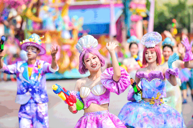 花车巡游全新游玩体验摄影:济南融创文旅城夏日限定狂欢泼